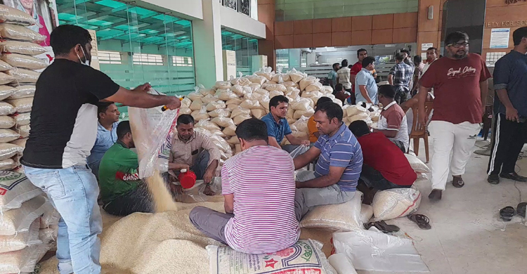 বন্যা দূর্গতদের এসএসএস এনজিও&rsquo;র ত্রাণ বিত